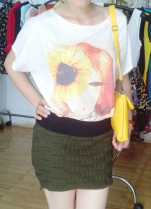 Áo thun cánh dơi hình cô gái