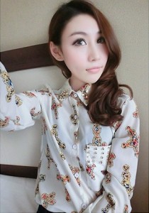 Sơ mi họa tiết gắn đinh màu kem