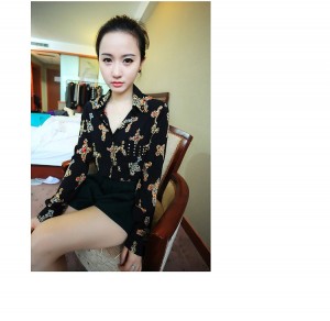 Sơ mi họa tiết gắn đinh màu đen