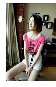 Áo thun hai lớp hình hoạt hình màu hồng đỏ