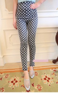 Quần cạp cao chấm bi đen trắng