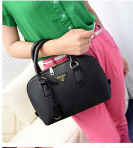 Túi Prada màu đen