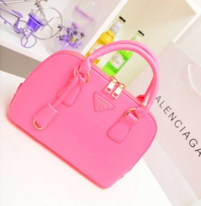 Túi Prada màu hồng đậm