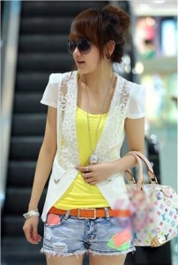 Áo vest voan ren ngắn tay màu trắng