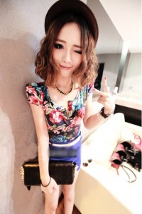 T-shirt hoa độn vai màu xanh đậm