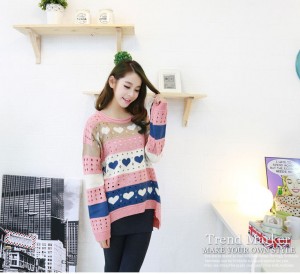 Áo len form rộng hình trái tim màu hồng nhạt