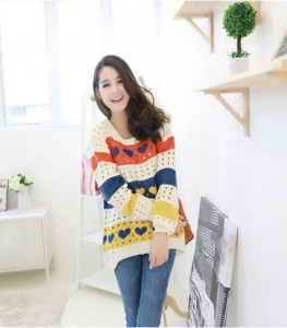 Áo len form rộng hình trái tim màu vàng