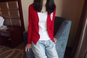 Áo khoác len in logo màu đỏ