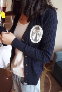 Áo khoác len in logo màu xanh