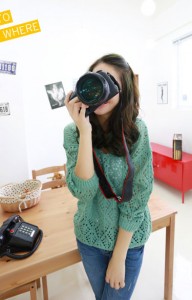 Áo len lỗ màu xanh lá cây