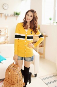 Áo khoác len dài cổ chữ V màu vàng