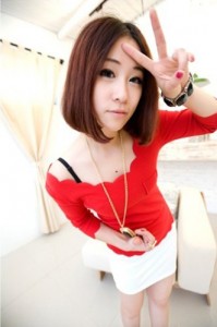 Áo thun cắt viền màu đỏ