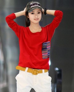 T-shirt có túi màu đỏ